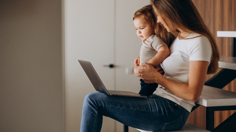 Mãe de bebê, trabalhadora que teve jornada alterada para horário incompatível com a creche do filho deve ser indenizada