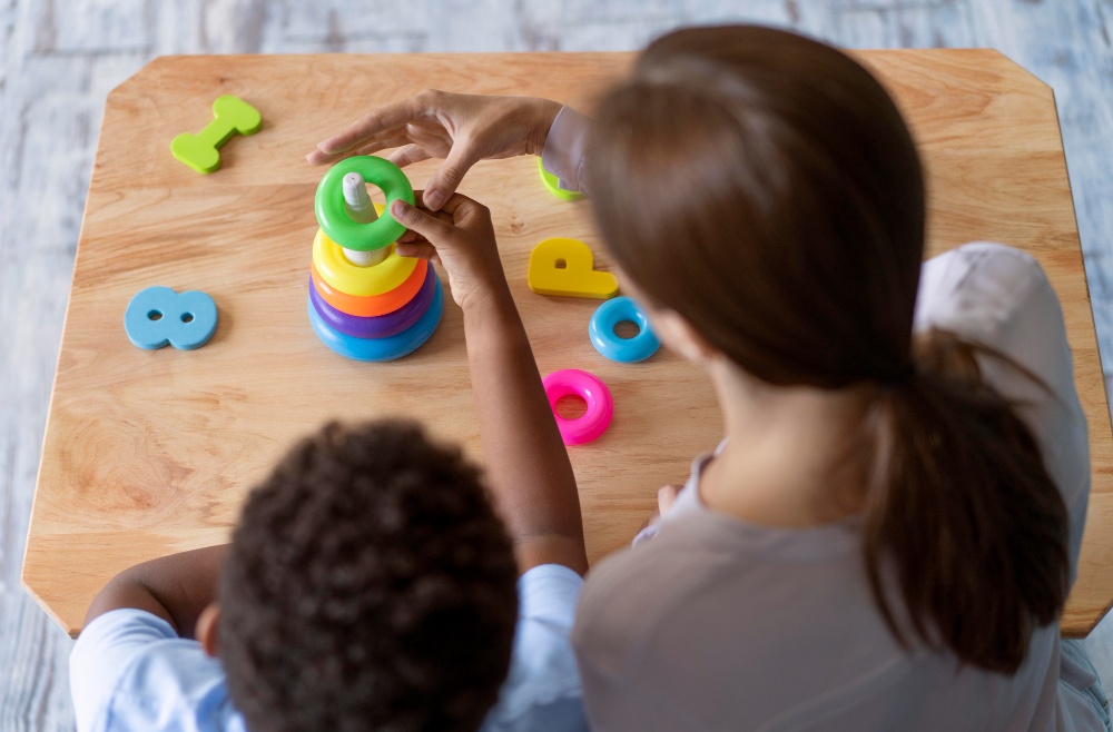 Mãe consegue na Justiça que filho autista tenha cuidador na creche