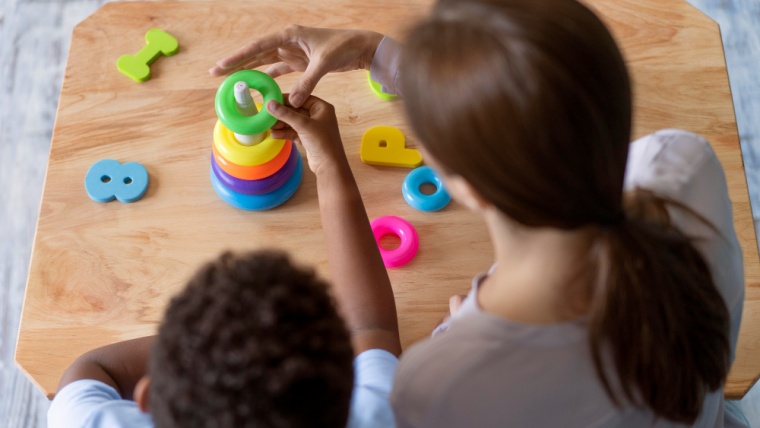 Mãe consegue na Justiça que filho autista tenha cuidador na creche