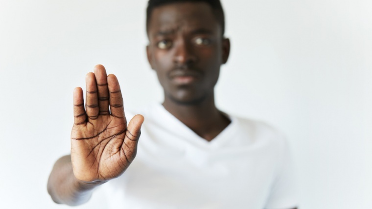 Justiça reforça que racismo disfarçado de humor é crime e mantém justa causa