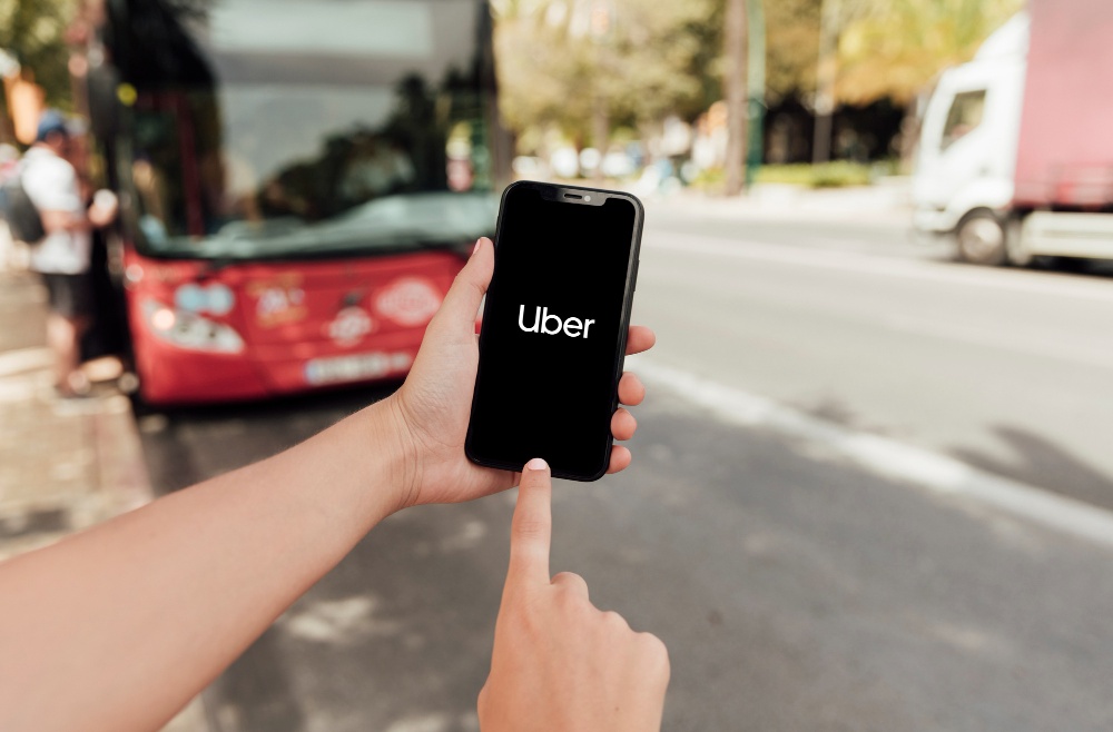 TRT-4 reconhece vínculo de emprego e manda Uber registrar motorista