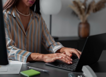 Falta de adaptação de ambiente para profissional com autismo gera dever de indenizar e de conceder teletrabalho