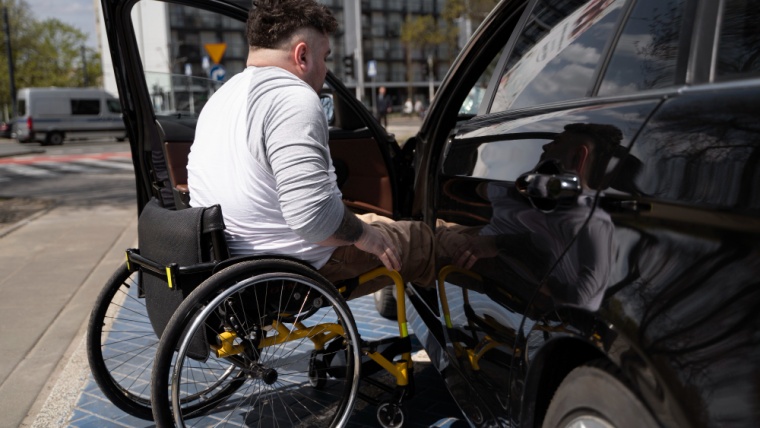 Homem com deficiência física garante isenção de IPI para compra de carro