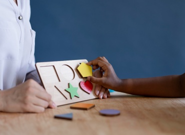 Pais obtêm dedução integral no IR de gastos com educação do filho autista