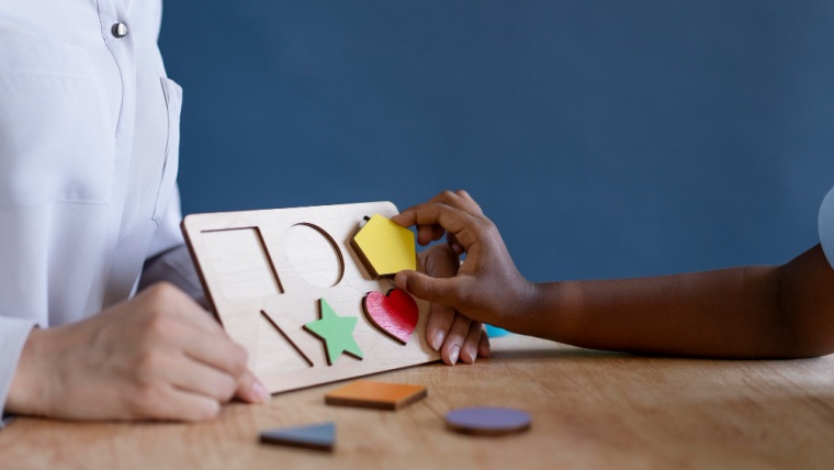 Pais obtêm dedução integral no IR de gastos com educação do filho autista