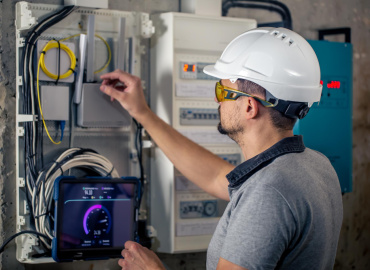Técnico de manutenção em elevadores receberá adicional de periculosidade por risco de choque elétrico