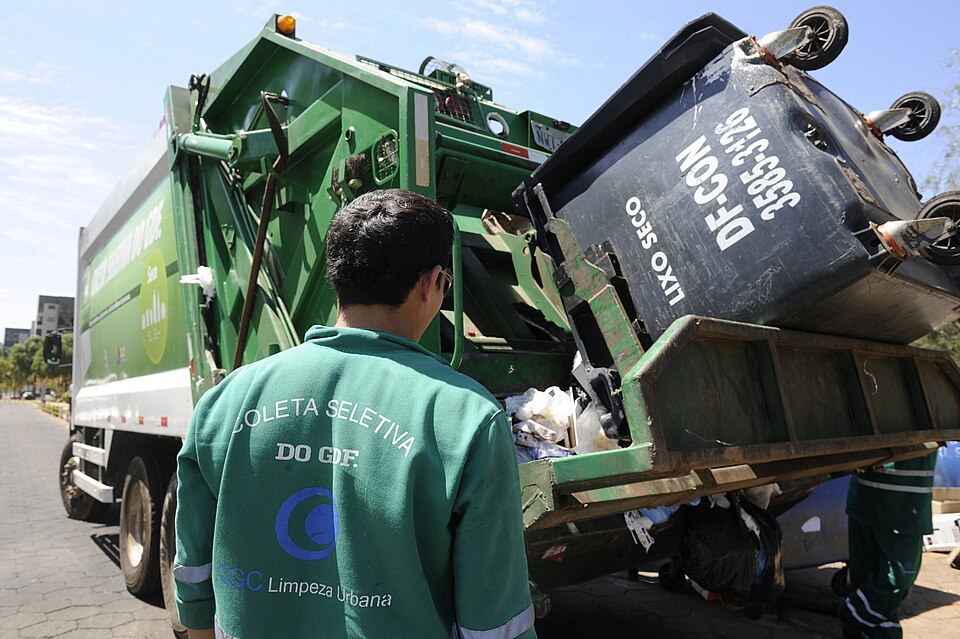Motorista de caminhão de coleta de lixo deve receber adicional de insalubridade em grau máximo, decide 6ª Turma do TRT-RS