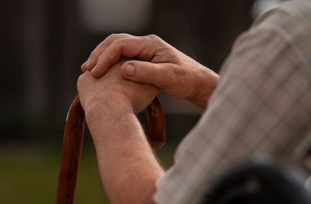 Plano deve custear remédio para idoso com Alzheimer e indenizá-lo por recusa