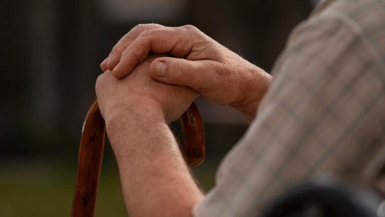 Plano deve custear remédio para idoso com Alzheimer e indenizá-lo por recusa