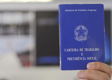 Fraude em contratos de aprendizagem e de estágio garantem vínculo de emprego a trabalhadora 
